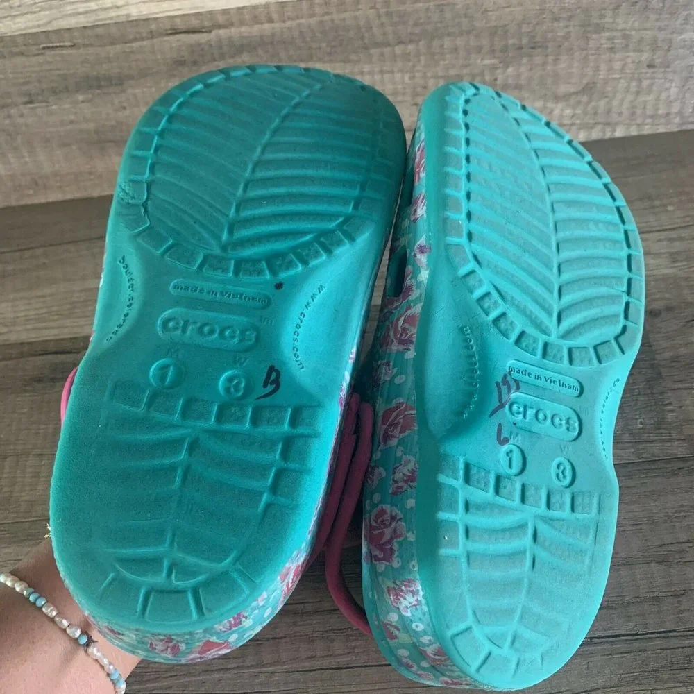 Crocs Green Rubber Clogs Juniors Size 3 Floral Roses slip on shoes
